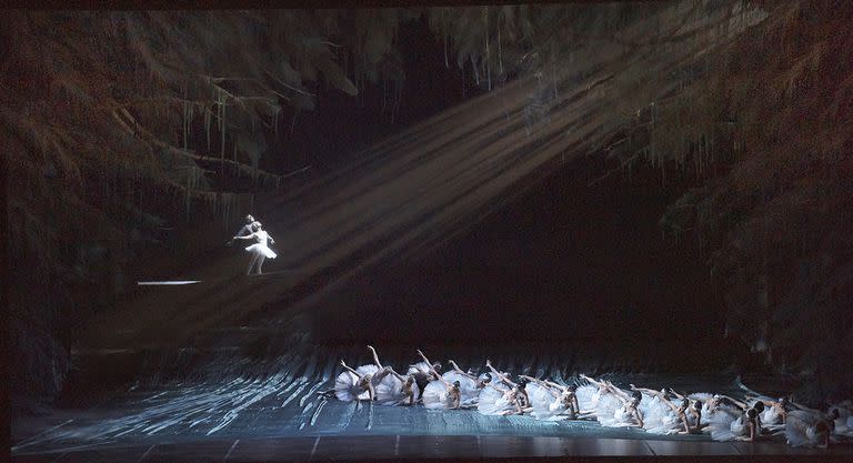 La escena final de "El lago de los cisnes", con la compañía a pleno en el bosque junto al lago