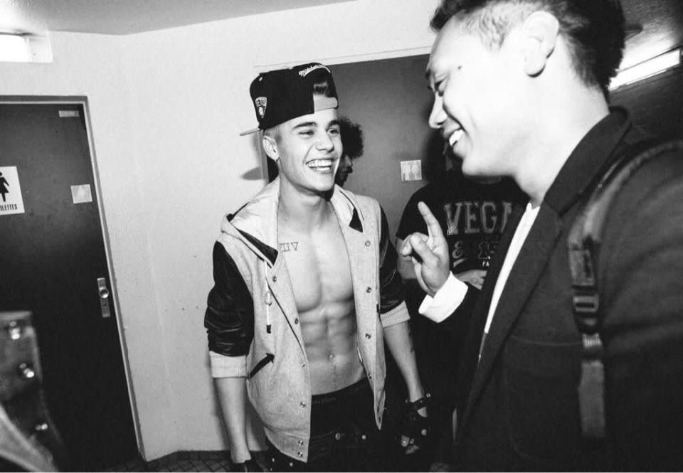 The "Boyfriend” singer gives special meaning to business casual. While meeting with director Jon M. Chu, who made the doc Justin Bieber: Believe he did so without bothering to button up. (Photo: Twitter)