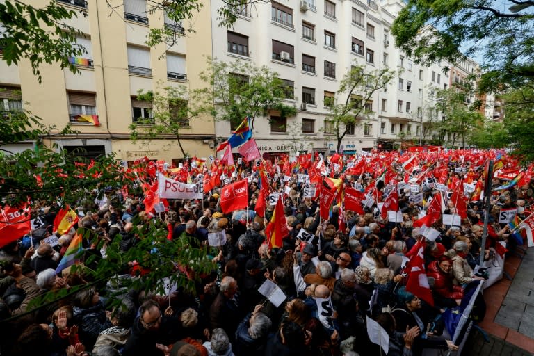 Simpatizantes del PSOE se concentran ante la sede central del partido para mostrar su apoyo a Pedro Sánchez, el 27 de abril de 2024 en Madrid (Óscar del Pozo)