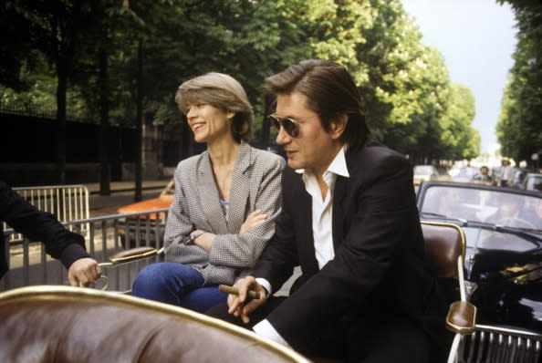 <p>Dans les années 60, c’est un autre couple mythique qui a fait de même, Jacques Dutronc et Françoise Hardy. Cette idylle donnera notamment naissance à leur fils François, ce qui les poussa à emménager ensemble. Crédit image : Getty Images </p>