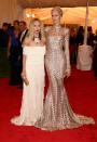 <b>Rachel Zoe et Karolina Kurkova en Rachel Zoe</b><p> Hum... Pourquoi pas, mais la coiffe dorée n'est-elle pas de trop ? Et ce collier ? Elles semblent prêtes pour jouer dans un remake de Gatsby le Magnifique en tous cas...</p>