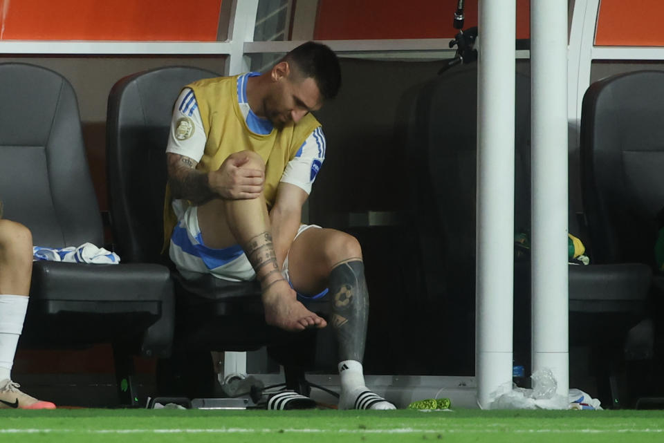 MIAMI GARDENS, FL - 14 JULI: Argentijnse aanvaller Lionel Messi (10) controleert zijn enkel nadat hij deze in de tweede helft heeft geblesseerd tijdens de Copa America-finale tussen Colombia en Argentinië op zondag 14 juli 2024 in het Hard Rock Stadium in Miami Gardens, Fla. (Foto door Peter Joneleit/Icon Sportswire via Getty Images)