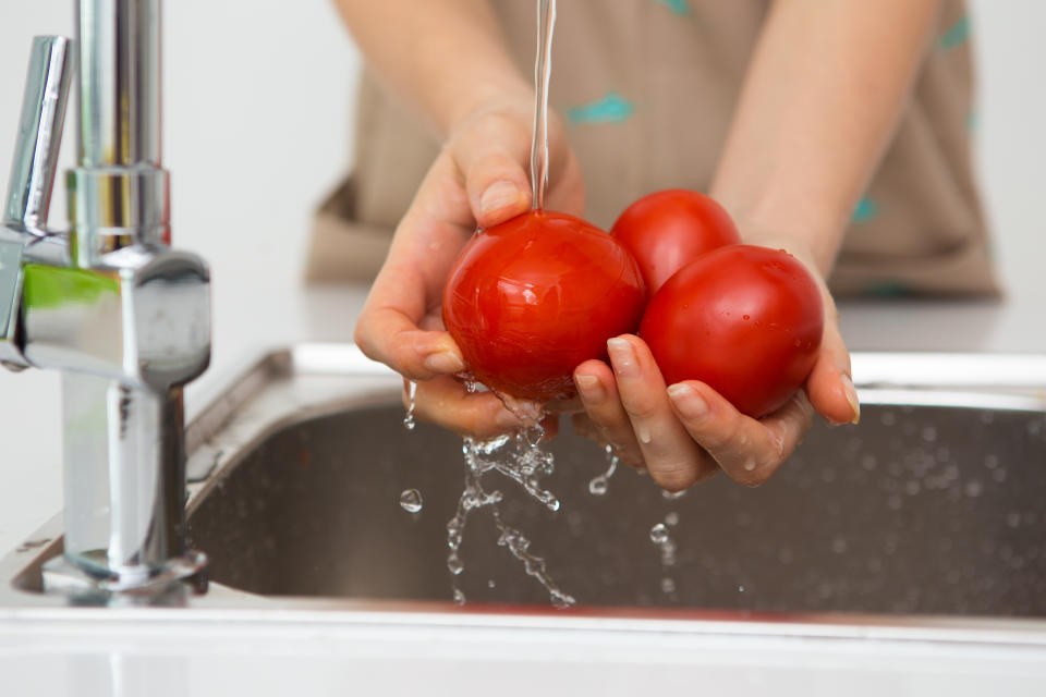 A veces las frutas y las verduras crudas contienen microbios dañinos, como <em>Samonella, E.Coli </em>y <em>Listeria</em>. Lo mejor es lavarlas bajo agua corriente, aunque no planees comer la piel porque las bacterias que están en la cáscara pueden ingresar en el interior al cortarlas. (Foto: Getty)