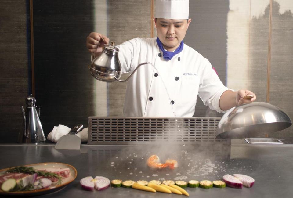 台南大員皇冠假日酒店煉瓦日式特色餐廳，推出特製雙人鐵板套餐。（台南大員皇冠假日酒店提供）