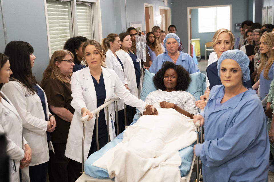 En esta imagen difundida por ABC, el elenco de "Grey's Anatomy" en una escena del episodio "Silent All These Years", donde doctoras y enfermeras del hospital Grey Sloan Memorial bordean el pasillo para proteger y apoyar a una víctima de violación que dijo que cada hombre que ve le recuerda a su agresor. (Mitch Haaseth/ABC vía AP)