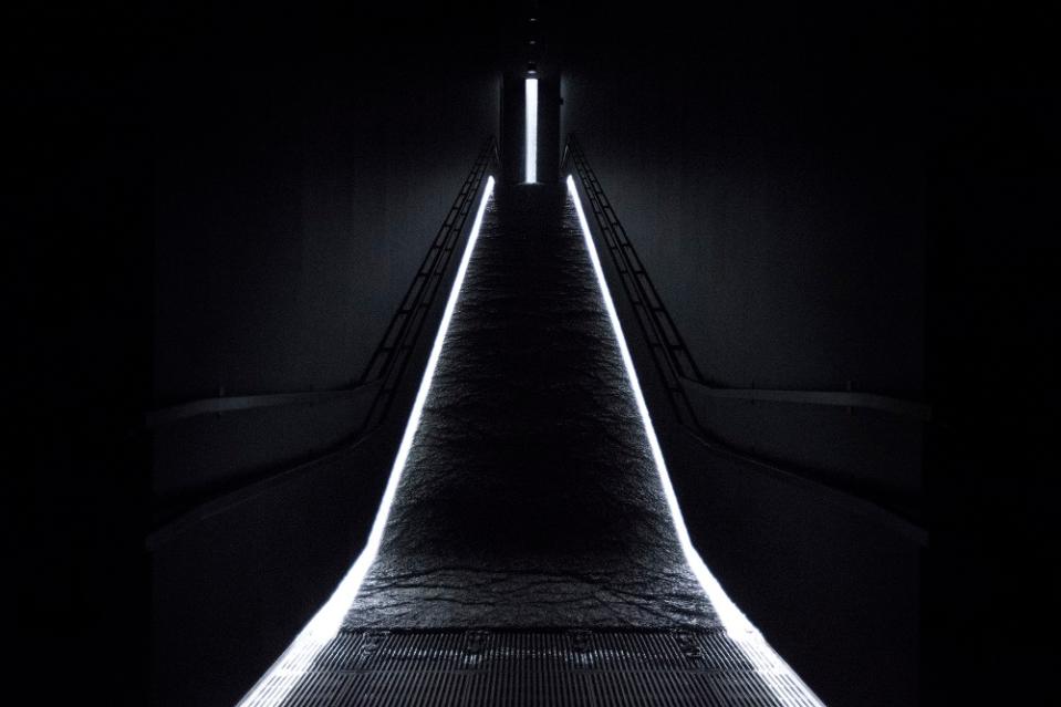 Artwork titled ‘Waterfall of Light Particles at the Top of an Incline’. — Picture by teamLab Planets TOKYO, Tokyo© teamLab