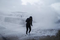 <p>A peine les dernières rafales de la tempête Carmen passées, la France doit faire face à une nouvelle tempête. Météo France a ainsi placé la moitié du pays en vigilance alors qu’Eleanor s’abat sur la France.La tempête a fait un mort dans une station de Haute-Savoie. Une personne est décédée sur le domaine skiable des Morillons, à la suite d’une chute d’arbre. Plusieurs blessés sont également à déplorer. (AFP) </p>