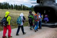 Unos soldados y personal civil estadounidenses ayuda a evacuar a la población en Jametown, Colorado (EEUU) el 14 de septiembre de 2013. (Ejército EEUU/AFP | Nicole Manzanares)