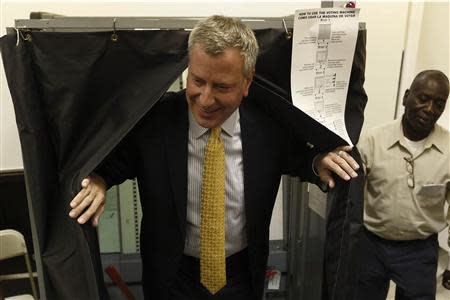 New York City Democratic mayoral candidate Bill de Blasio exits a voting booth after voting in the Democratic primary election in the Brooklyn borough of New York September 10, 2013. REUTERS/Brendan McDermid