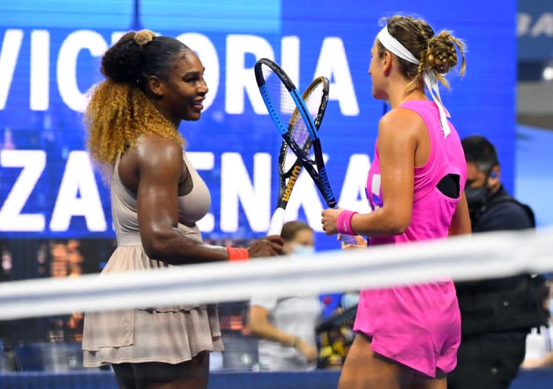 Serena Williams saluda a Victoria Azarenka tras el partido de semifinales del Open de EEUU disputado entre ambas