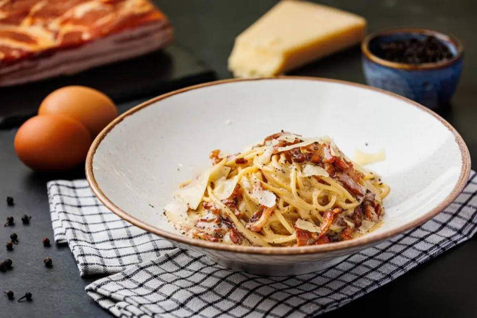 Tazón con espaguetis a la carbonara