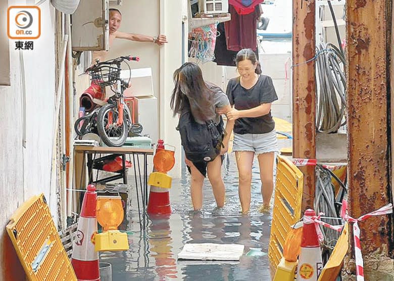 三家村道路被海水淹浸。（吳鎮興攝）