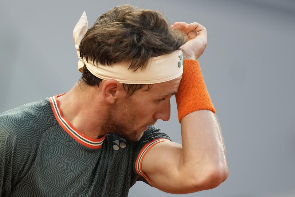 Norway's Casper Ruud wipes the sweat off his face during the semifinal match of the French Open tennis tournament against Germany's Alexander Zverev at the Roland Garros stadium in Paris, Friday, June 7, 2024. (AP Photo/Christophe Ena)