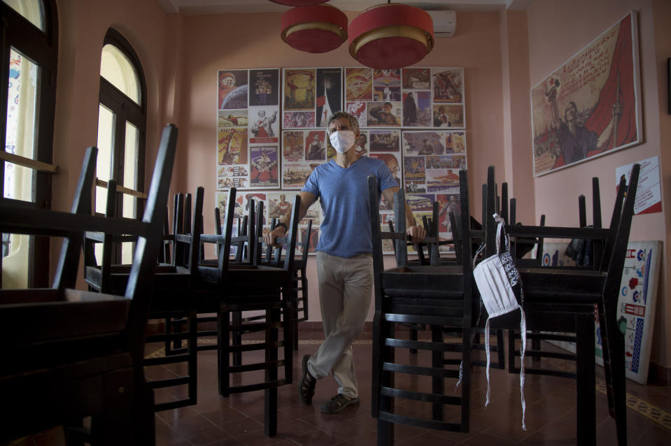 Gregory Biniowsy, un ciudadano canadiense cofundador del restaurante Nazdarovie, posa para una foto en su restaurante cerrado por la cuarentena para contener la propagación del nuevo coronavirus en La Habana, Cuba, el jueves 23 de abril de 2020. (AP Foto/Ismael Francisco)