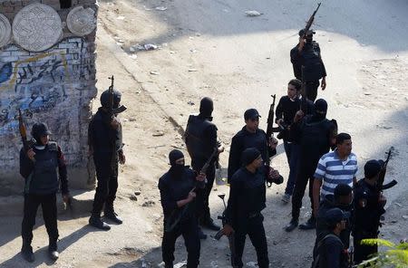 Security forces take up positions after closing roads, during an Islamist protest in El-Talbyia, near Giza, south of Cairo, November 28, 2014. REUTERS/Amr Abdallah Dalsh