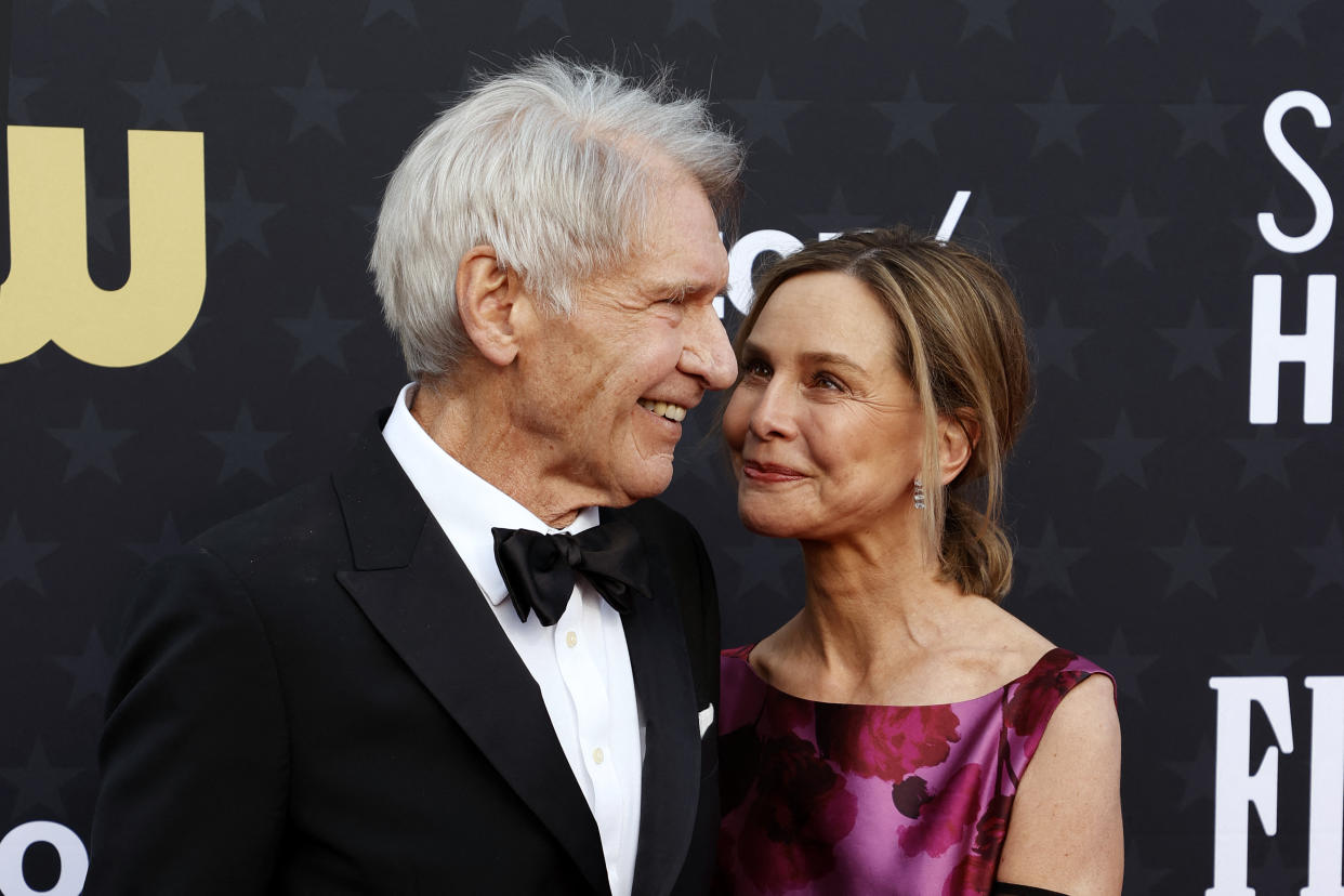 Harrison Ford estuvo acompañado de su esposa Calista Flockhart durante los Critics Choice Awards donde recibió un premio en honor a su trayectoria. (Foto de Michael Tran/AFP via Getty Images)