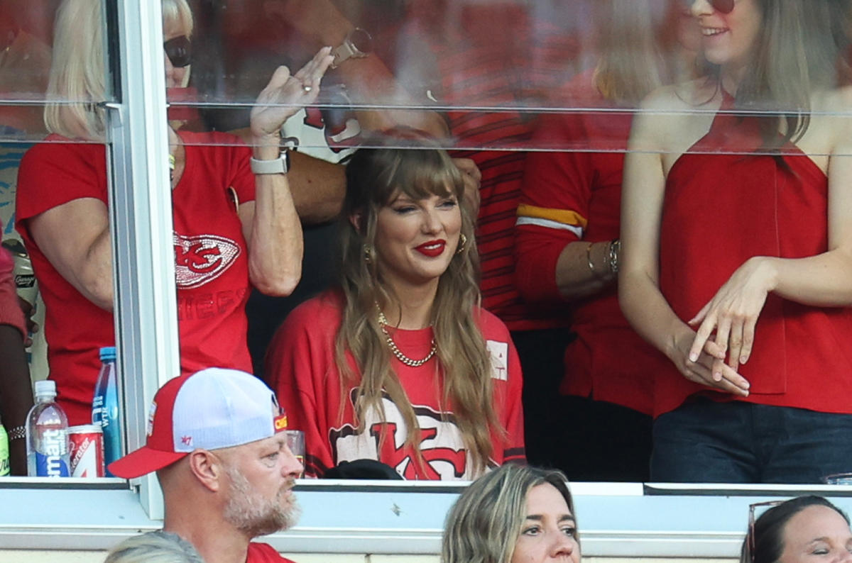 Watch Taylor Swift faint during Travis Kelce’s performance at the Chiefs game against the Bengals