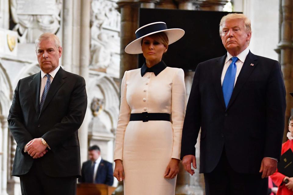 El Duque de York, príncipe Andrés de Inglaterra, con el presidente estadounidense Donald Trump y su esposa Melania en una ceremonia en la Abadía de Westminister, Londres, en junio de 2019.  (Photo by Jeff J Mitchell/Getty Images)