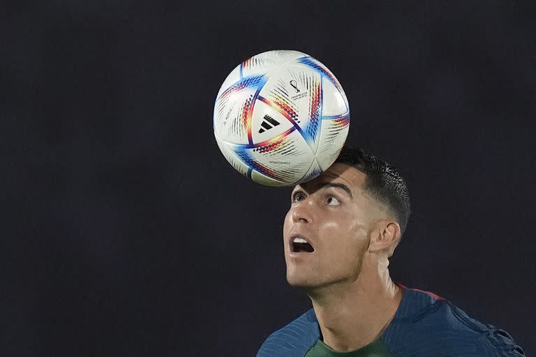 Cristiano Ronaldo, de la selección de Portugal, controla un balón durante una práctica en Qatar