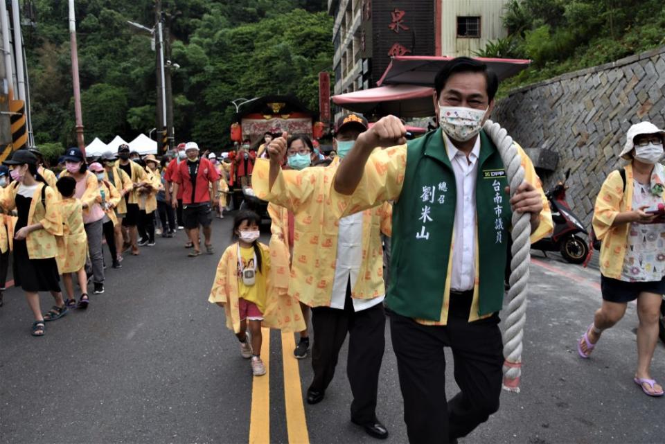 市議員劉米山賣力拉山車前行。（記者翁聖權攝）