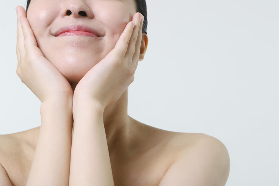 Woman smiling with healthy skin. (Getty Images)