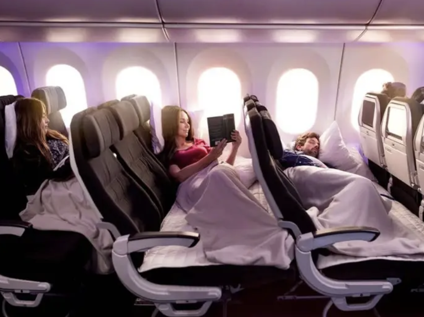 Die "Skycouches" können billiger sein als die Premium-Economy-Sitze der Fluggesellschaften, die in der Regel mehr Beinfreiheit und besseres Essen bieten, aber nicht flach liegen. - Copyright: Air New Zealand