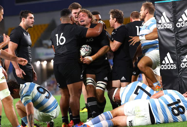 Ethan Blackadder celebra otro try de los All Blacks mientras Gonzalo Bertranou, Marcos Kremer y Enrique Pieretto, sufren en el piso; un símbolo del aplastante partido que sufrieron los Pumas