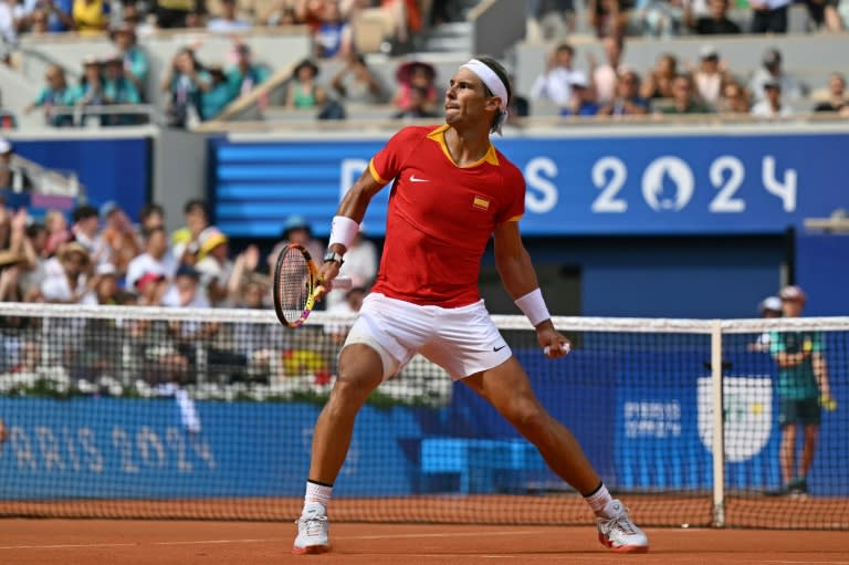 El español Rafael Nadal reaciona tras ganar un punto en el partido de primera ronda del torneo olímpico de tenis frente al húngaro Marton Fucsovics, en las instalaciones de Roland Garros de París el 28 de julio de 2024 (Miguel MEDINA)