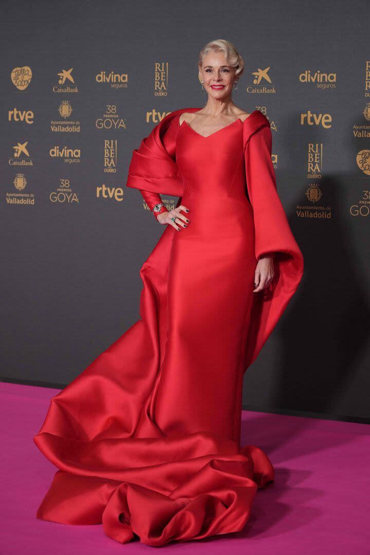 Estupenda, Belén Rueda posó con su vestido colorado. 