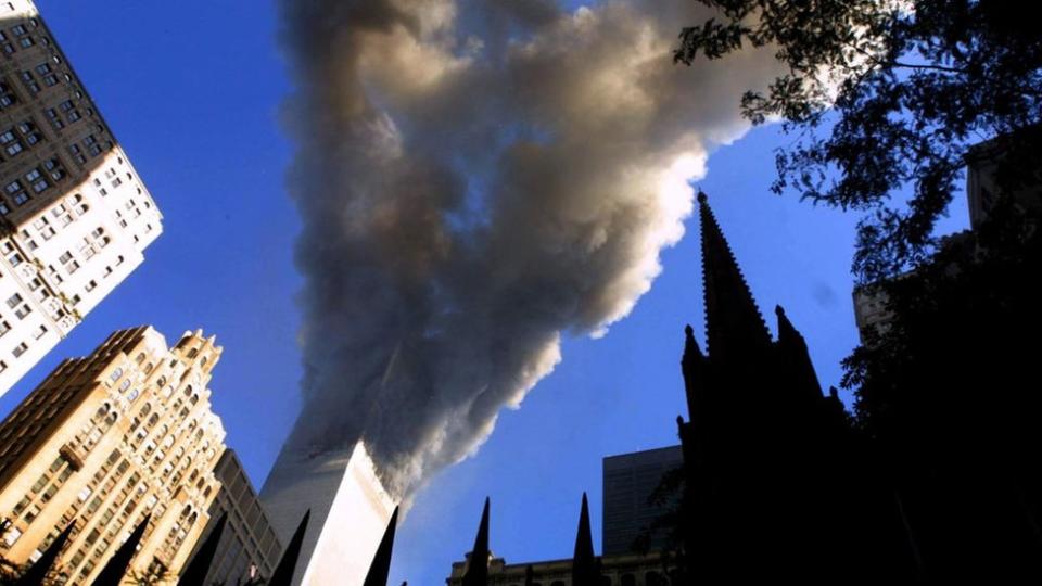 Humo saliendo de una de las torres