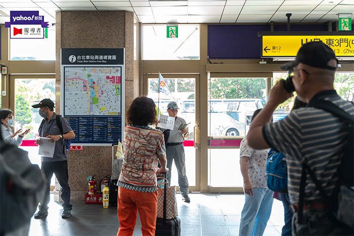 國旅團客仍獲得政府許多補助。圖為參加旅行團的旅客在台北車站集合。（攝影／張家瑋）