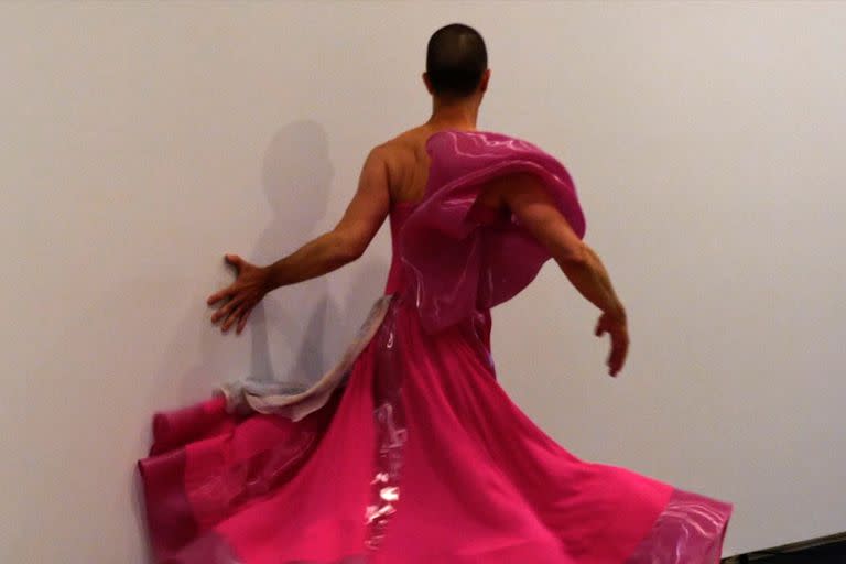 De Canadá llega "Deluxe", un híbrido entre danza y performance creado por un artista formado en los circuitos de arte queer de Toronto, Londres, Ámsterdam y Nueva York