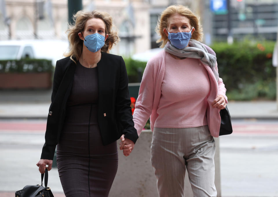 SAN JOSE, CALIFORNIA - SEPTEMBER 17: Former Theranos founder and CEO Elizabeth Holmes (L) walks with her mother Noel Holmes (R) as they arrive for court at the Robert F. Peckham Federal Building September 17, 2021 in San Jose, California. Holmes is facing charges of conspiracy and wire fraud for allegedly engaging in a multimillion-dollar scheme to defraud investors with the Theranos blood testing lab services. (Photo by Justin Sullivan/Getty Images)