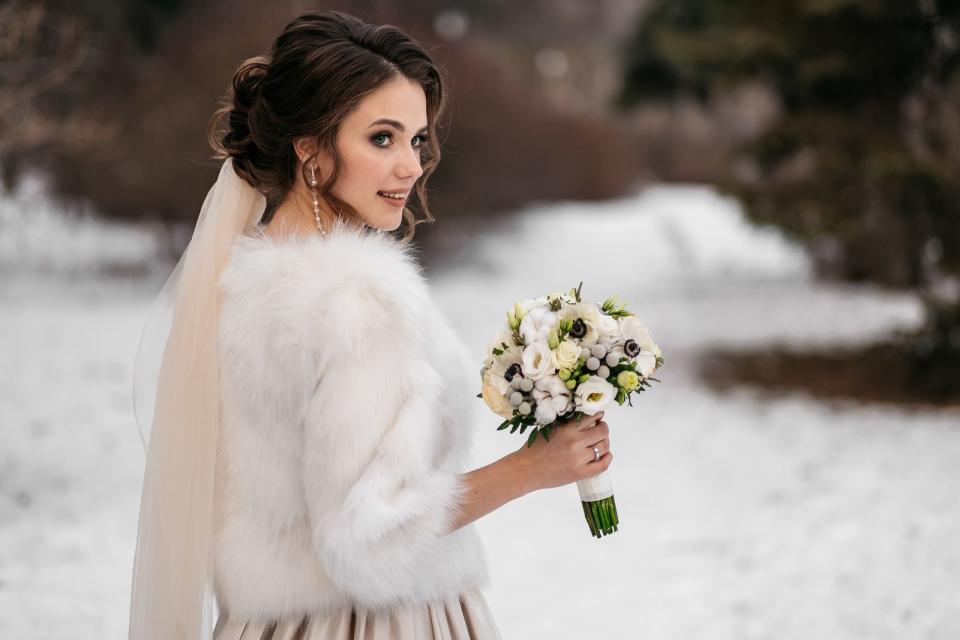 Eine Hochzeit im Winter oder Frühling kann genauso romantisch werden wie im Sommer. In den Sommermonaten herrscht Hochsaison für Hochzeitsdienstleister. Auch die gewählte Uhrzeit für Ihre Hochzeitsfeier zählt: Eine späte Trauung bedeutet eine späte Feier. Das wiederum bedeutet kein Mittagessen, kein Kaffee und Kuchen, sondern "nur" Abendessen. Ein Buffet ist übrigens meist günstiger als ein Menü. (Bild: iStock / Kostyazar)