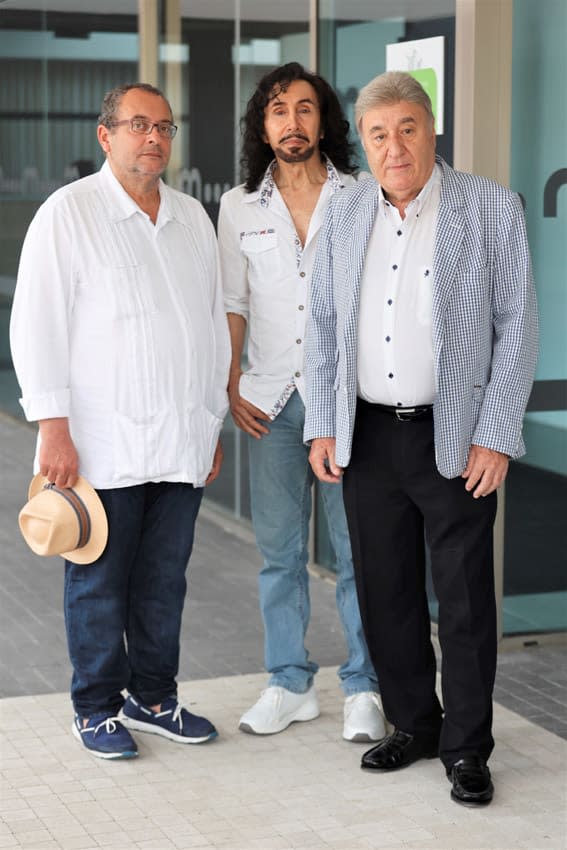 José Antonio, Manuel Taravilla y Tony Antonio en la capilla ardiente de Mari Carmen y sus muñecos