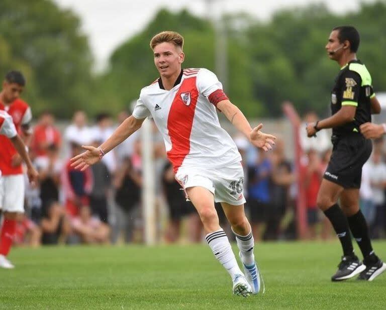 Mastantuono en las inferiores de River, utilizando la cinta de capitán