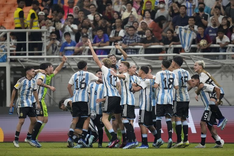 El festejo de los chicos argentinos tras la goleada 3-0 ante Brasil, en los cuartos de final del Mundial Sub 17 de Indonesia