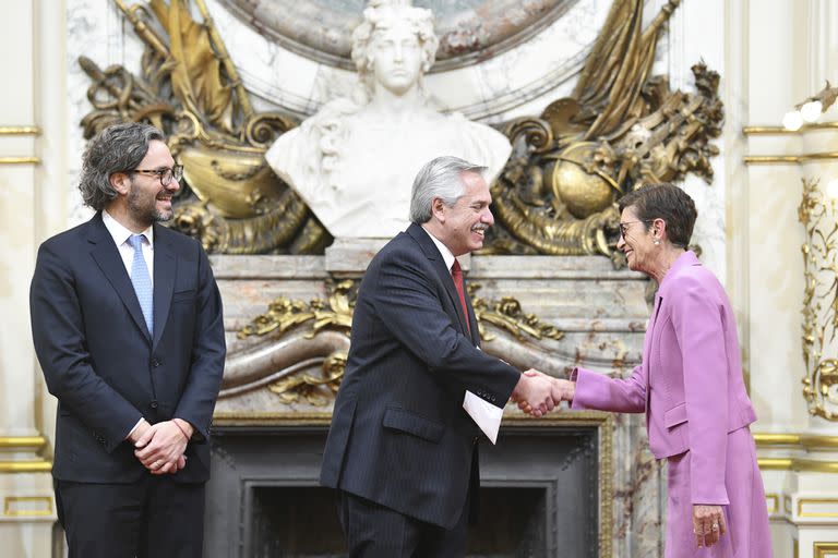 El presidente Alberto Fernández encabezó la ceremonia de recepción de las cartas de credenciales de 20 nuevos embajadores y embajadoras junto a Santiago Cafiero. En la foto la embajadora de España