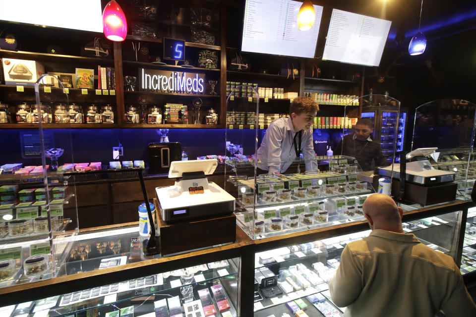 Personal y clientes en The Green Cross, dispensario de marihuana llegall en San Francisco. (AP Photo/Jeff Chiu)