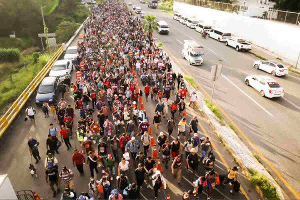 Caravana de migrantes parte de Tapachula, Chiapas, con dirección a Estados Unidos
