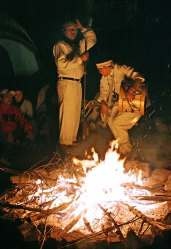 Dos chamanes realizan el ritual de la ayahuasca.