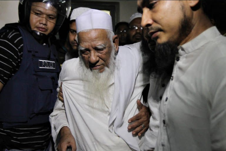 Bangladeshi police escort Hefajat-e-Islam movement leader Allama Shah Ahmad Shafi (centre) from a madrassa in Dhaka on May 6, 2013