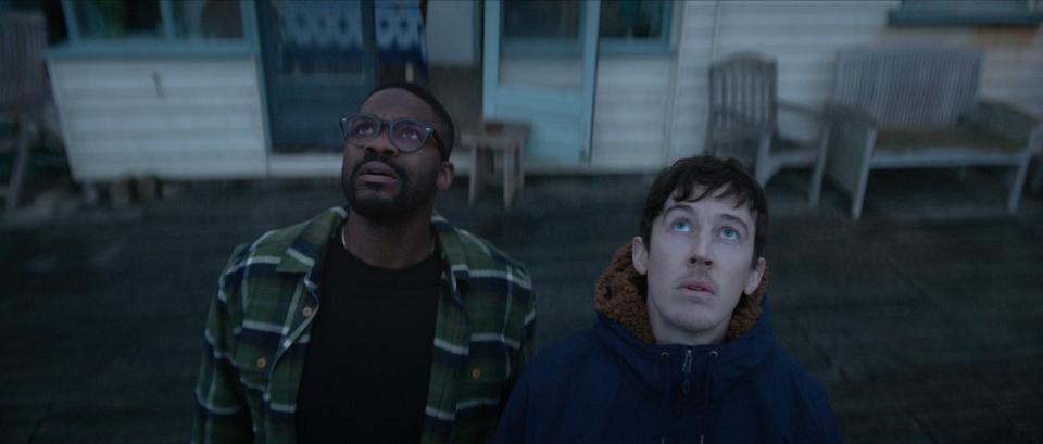 (L to R) Jovan Adepo as Saul Durand, Alex Sharp as Will Downing in episode 3 Body Problem (Netflix)