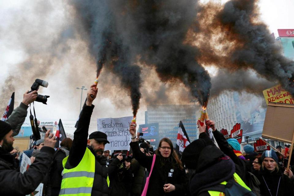 People gather in Warsaw to protest against plans to further restrict abortion laws, (Ajencja Gazeta/Reuters)