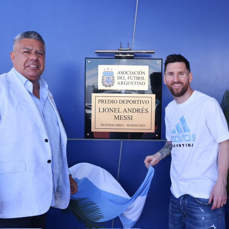 El presidente de la AFA, Claudio "Chiqui" Tapia, junto a Lionel Messi, en el predio de Ezeiza