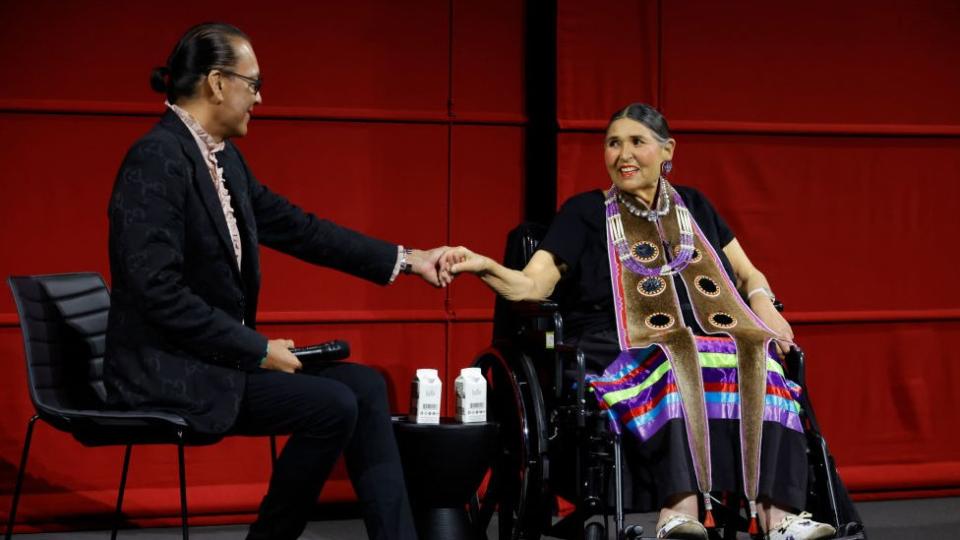 Sacheen Littlefeather durante un homenaje en el museo de la Academia de Artes y Ciencias Cinematograficas.