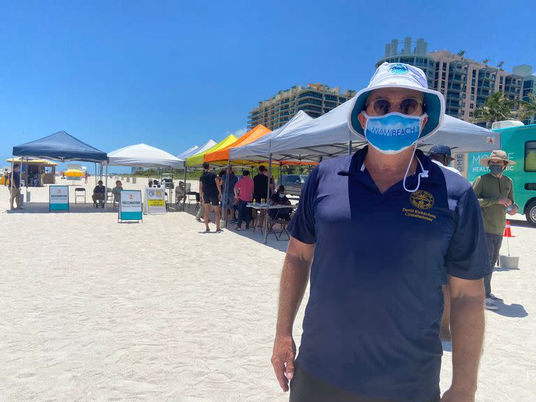 David Richardson, comisionado de Miami Beach, en un centro de vacunación contra el coronvirus en la ciudad del sur del estado de Florida