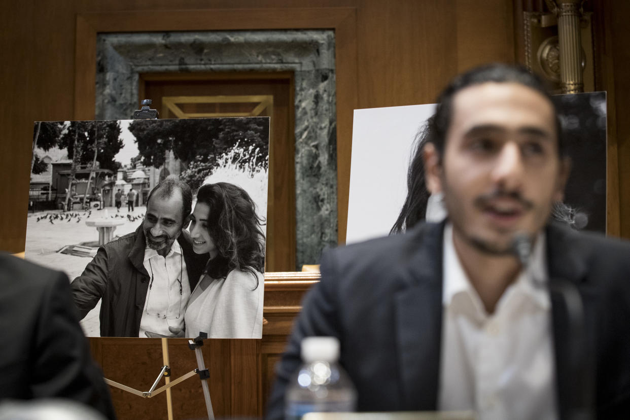 En el Capitolio en Washington, Ahmad Fitaihi insta a los líderes sauditas a liberar a su padre, un ciudadano con doble nacionalidad y doctor egresado de Harvard a quien el gobierno saudita ha detenido sin cargos ni un juicio durante más de un año, el 14 de marzo de 2019. (Sarah Silbiger/The New York Times)