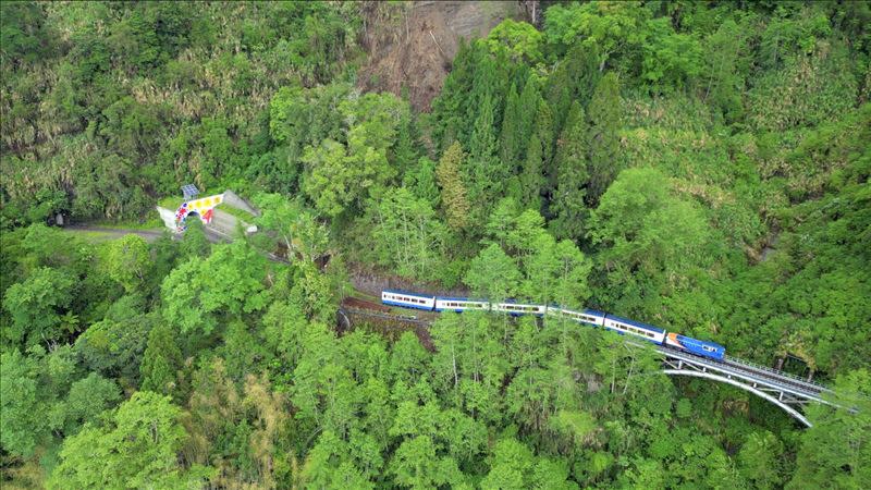 栩悅號穿梭阿里山林鐵42號隧道。（圖／林業及自然保育署提供）