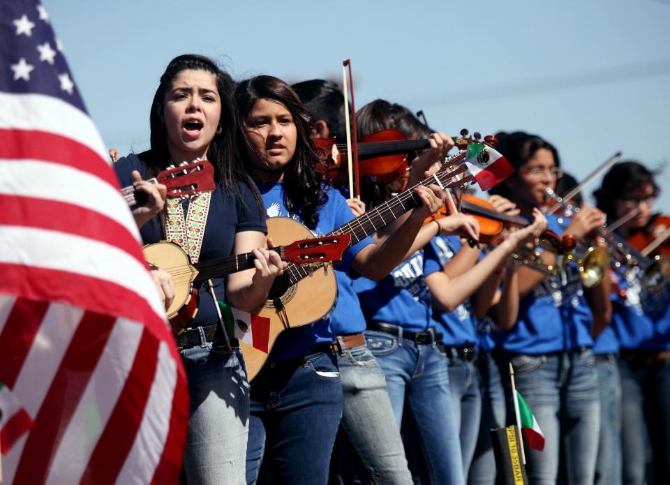 Los jóvenes hispanos son y serán una porción creciente de la población estadounidense. (AP)